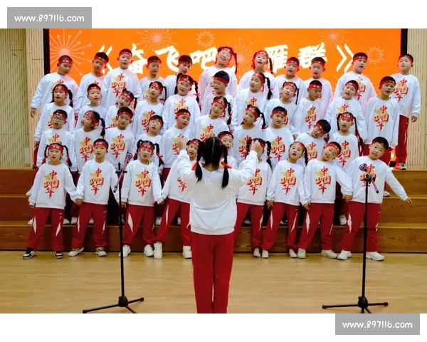 初中校园合唱比赛的舞台上我们共同谱写青春的旋律与梦想