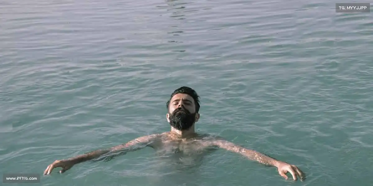 galaxy银河官网🏊‍♀️潜入泳池，抛开烦恼 —— 每一次摆臂，都是与自己的温柔较量！